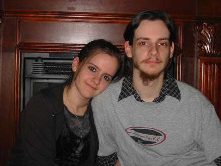 La voici avec son fr&egrave;re!